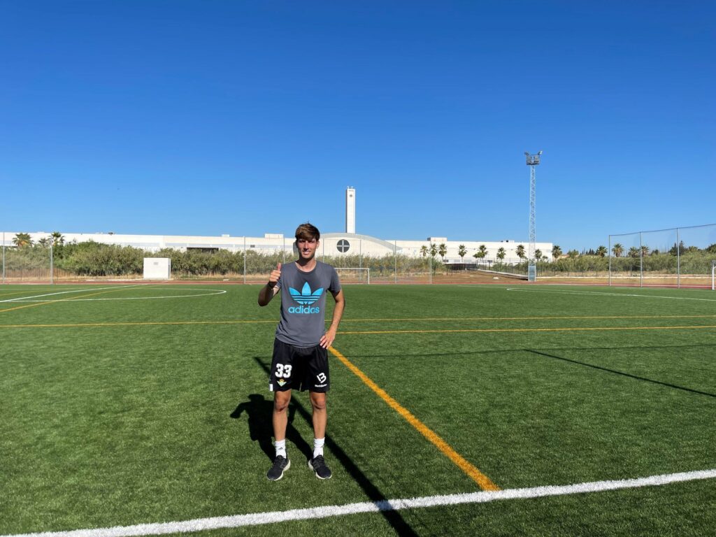 entidad pequeño en frente de Juan Miranda, jugador del Real Betis, y otros futbolistas profesionales se  preparan para el comienzo de la temporada en CEU Andalucía | Sala de Prensa  | CEU Andalucía