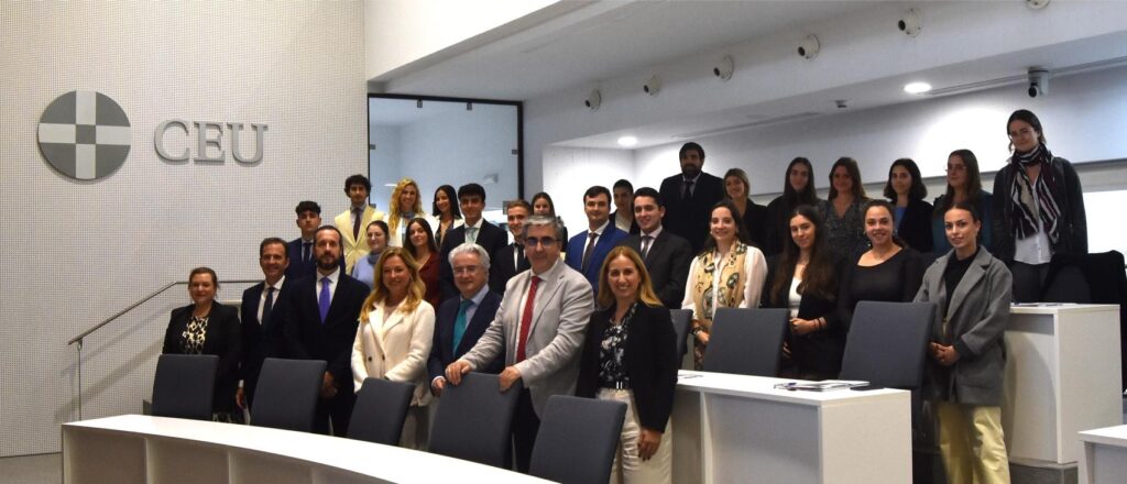Alumnos, tutores, coordinador y directora del Instituto de Posgrado CEU en Andalucía en la sesión de bienvenida de la octava edición del Excellence Program