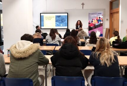 Los alumnos del Ciclo de FP Superior en Integración Social reciben una charla impartida por Concepción Pérez sobre inserción laboral en centros educativos