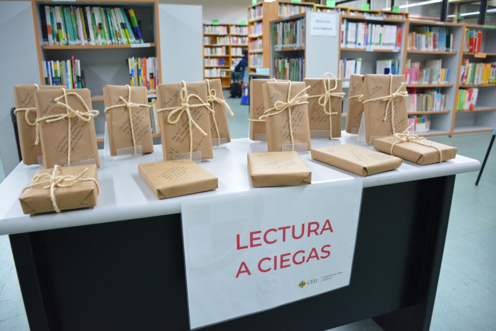 La biblioteca de CEU Andalucía organiza la iniciativa 'lectura a ciegas'