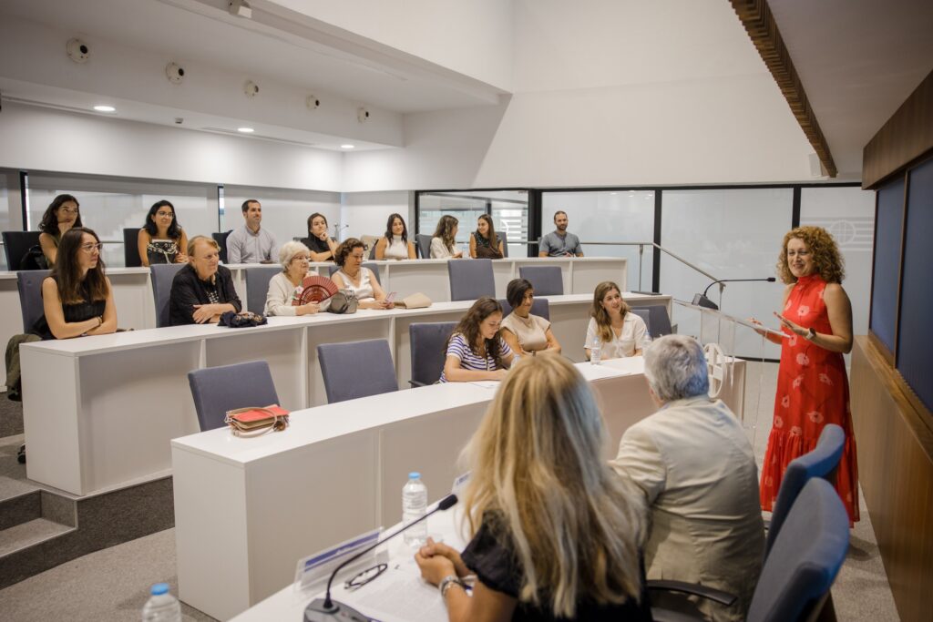 A través de diferentes bloques y módulos, los alumnos del máster en Foniatría Clínica profundizan en los trastornos del habla y del lenguaje en niños y adultos, las alteraciones de la fluencia, las patologías de la voz y la audición, y los trastornos de la deglución orofaríngea.