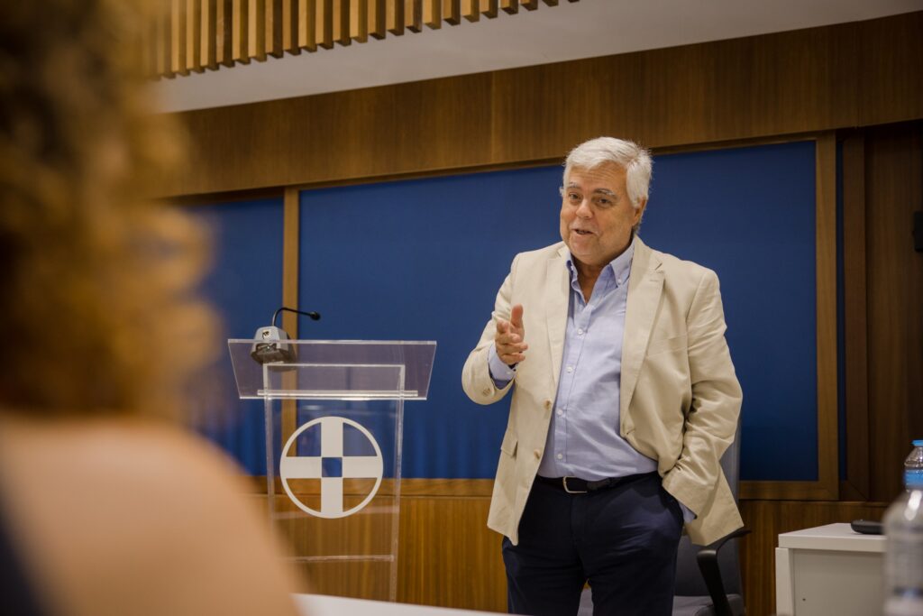 La clausura del máster en Foniatría Clínica contó con la conferencia magistral del Dr. Fernando Garrachón Vallo, titulada «¿Lo vamos a dejar a medias?».