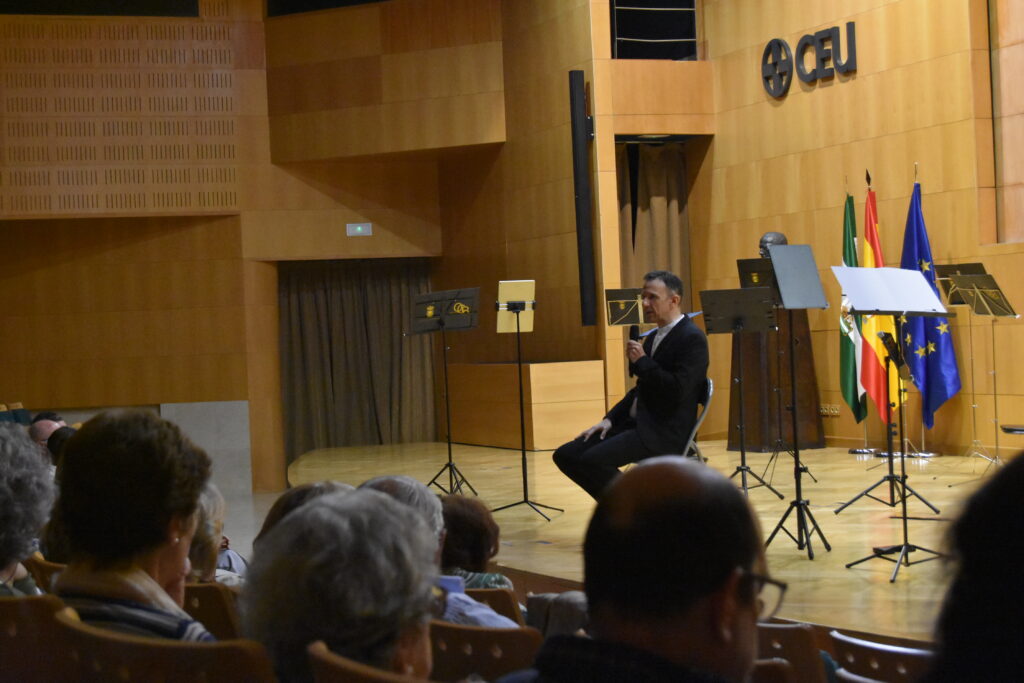 Explicación previa al concierto del director de la Orquesta de Cámara de Bormujos, Alberto Álvarez.